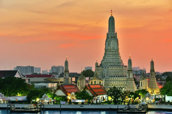 Wat Arun Ratchawararam, ein buddhistischer Tempel in Bangkok, Thailand — Stockfoto