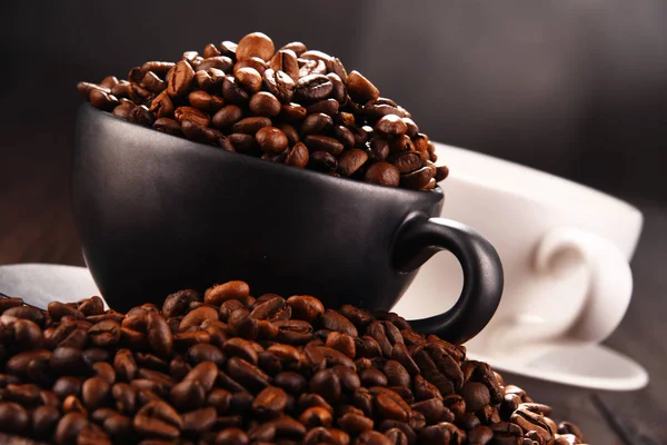 2 つのカップでコーヒーと豆の組成 — ストック写真