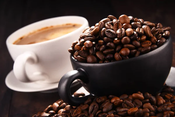 Összetétele a két csésze kávé és a bab — Stock Fotó