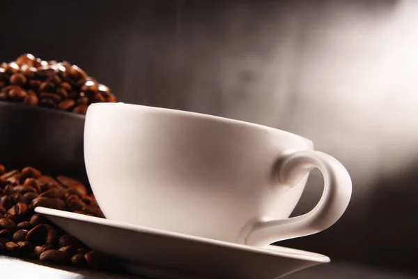 Composición con dos tazas de café y frijoles — Foto de Stock