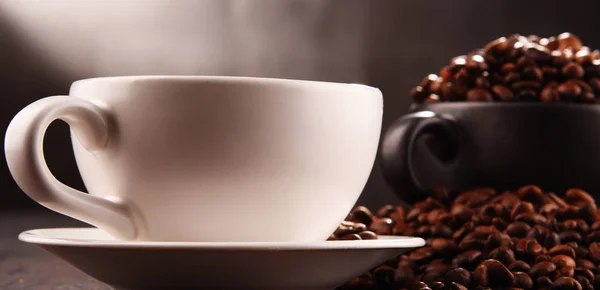 Komposition mit zwei Tassen Kaffee und Bohnen — Stockfoto