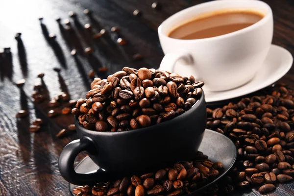 Összetétele a két csésze kávé és a bab — Stock Fotó