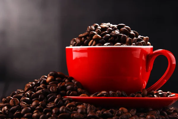 Composición con taza roja de café y frijoles —  Fotos de Stock