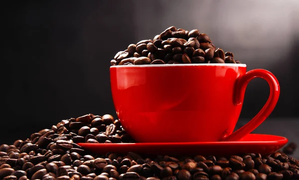 コーヒーと豆の赤カップと組成 — ストック写真