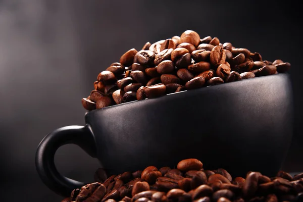 Composición con dos tazas de café y frijoles — Foto de Stock