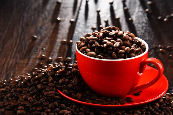 Composição com xícara vermelha de café e feijão — Fotografia de Stock
