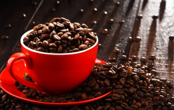 Composición con taza roja de café y frijoles — Foto de Stock