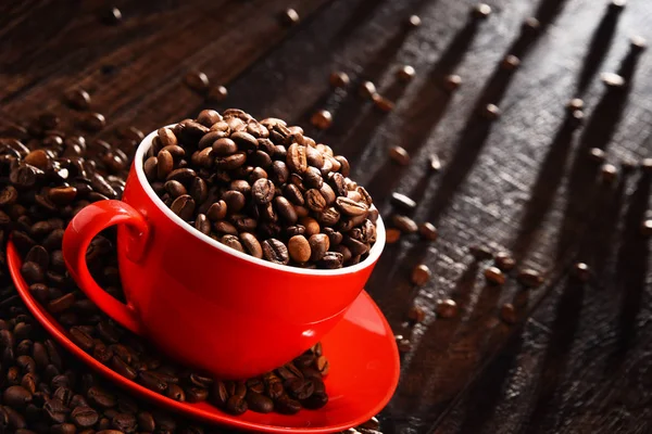Σύνθεση με κόκκινη κούπα του καφέ και τα φασόλια — Φωτογραφία Αρχείου