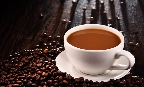 Composição com xícara de café e feijão — Fotografia de Stock