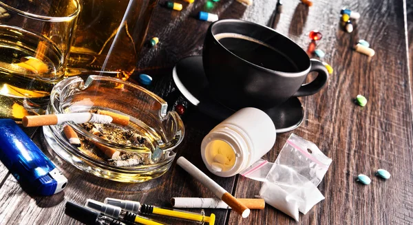 Εθιστικές ουσίες, συμπεριλαμβανομένων του αλκοόλ, των τσιγάρων και των ναρκωτικών — Φωτογραφία Αρχείου