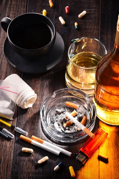 Substances addictives, y compris l'alcool, les cigarettes et les drogues — Photo