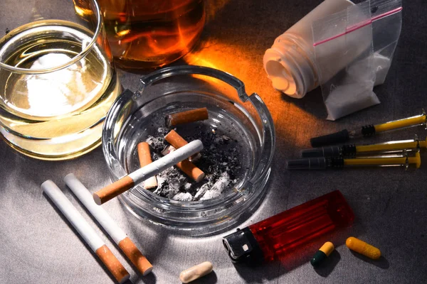 Sustancias adictivas, incluyendo alcohol, cigarrillos y drogas — Foto de Stock