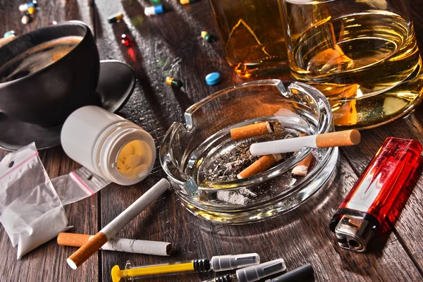 Substancje uzależniające, w tym alkohol, papierosy i narkotyki — Zdjęcie stockowe