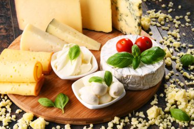 Mutfak masasında farklı peynirler var.