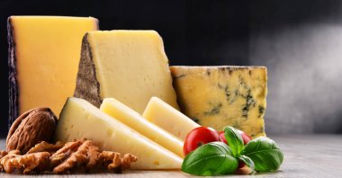 Mutfak masasında farklı peynirler var.