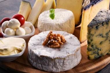 Mutfak masasında farklı peynirler var.