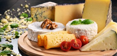 Mutfak masasında farklı peynirler var.