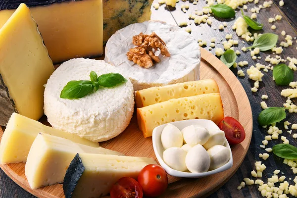 Verschillende soorten kaas op keukentafel — Stockfoto