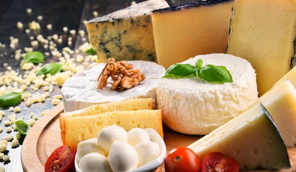 Diferentes tipos de queijo na mesa da cozinha — Fotografia de Stock