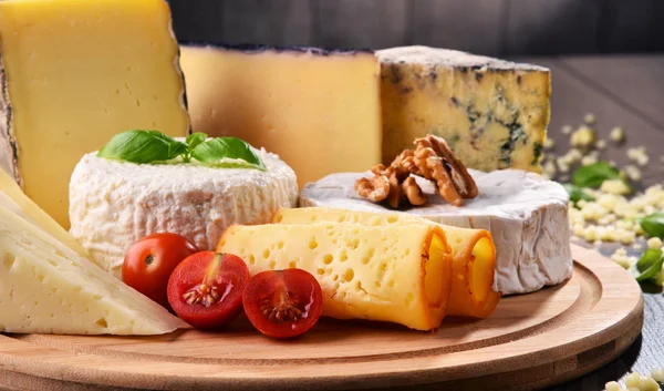 Diferentes tipos de queso en la mesa de la cocina — Foto de Stock