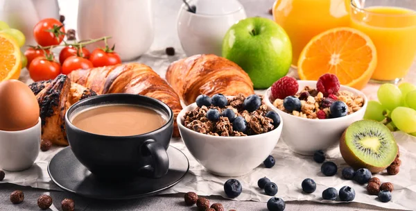 Desayuno servido con café, zumo, croissants y frutas — Foto de Stock