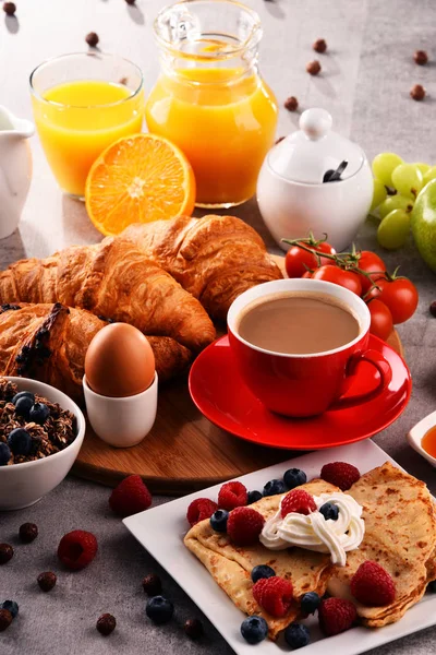 Colazione servita con caffè, succo di frutta, croissant e frutta — Foto Stock