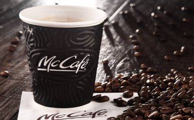 Mccafe kahve Kupası ve fasulye kompozisyonu
