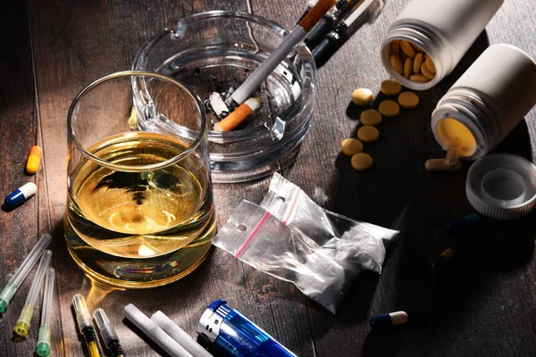Závislé látky, včetně alkoholu, cigaret a drog — Stock fotografie