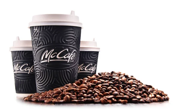 Samenstelling met Mccafe koffie cup en bonen — Stockfoto