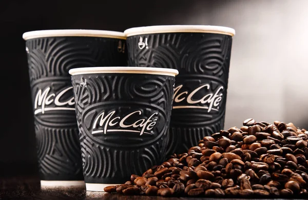 Komposisi dengan cangkir kopi dan kacang McCafe — Stok Foto