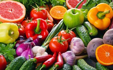 Çeşitli taze organik sebze ve meyvelerle kompozisyon