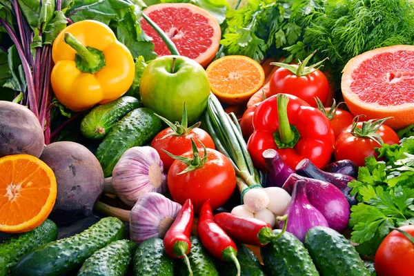 Composición con variedad de verduras y frutas orgánicas frescas — Foto de Stock
