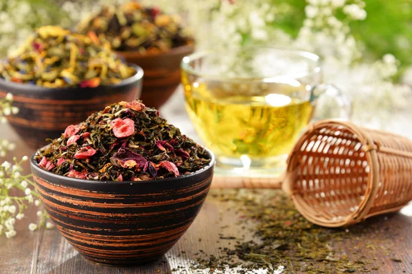 Composition with cup of tea and bowls of tea leaves — Stock Photo, Image