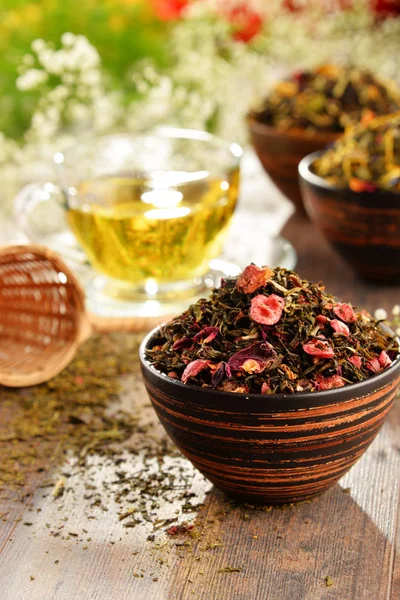 Composition avec tasse de thé et bols de feuilles de thé — Photo