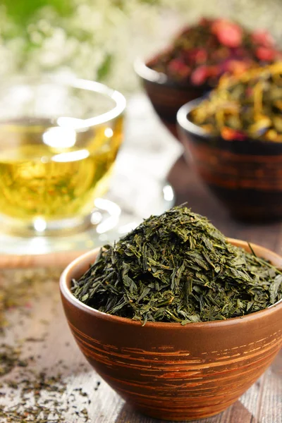 Composition with cup of tea and bowls of tea leaves — Stock Photo, Image