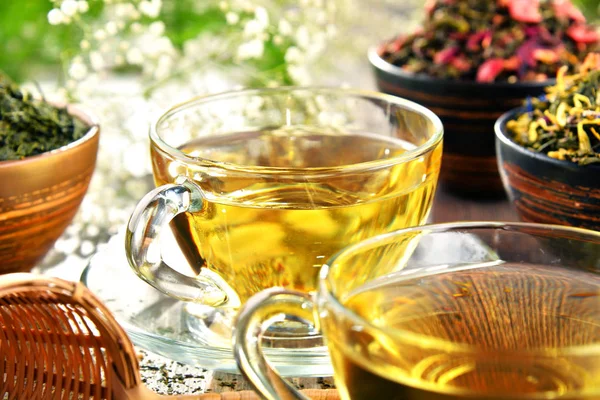 Composition with cup of tea and bowls of tea leaves — Stock Photo, Image