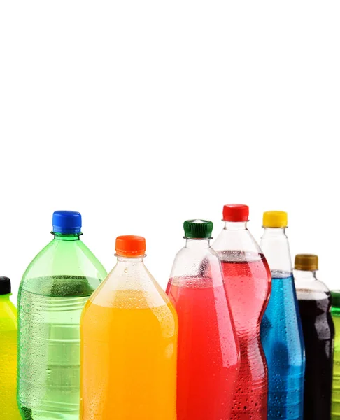 Botellas de plástico de surtidos de refrescos carbonatados sobre blanco —  Fotos de Stock