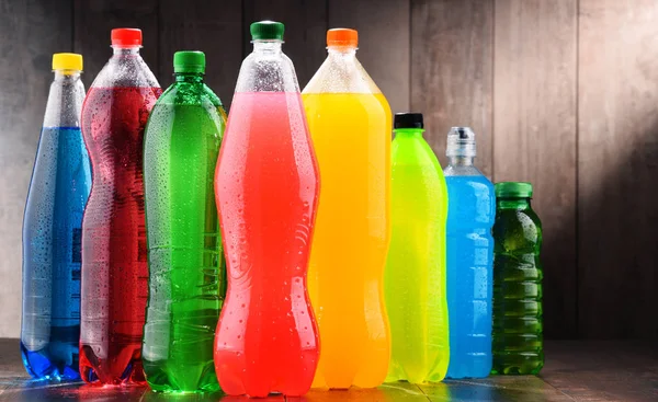 Plastic flessen van diverse koolzuurhoudende frisdranken — Stockfoto