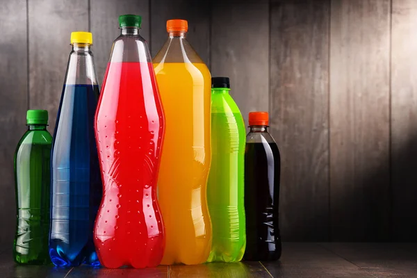 Plastikowe butelki różne gazowanych napojów bezalkoholowych — Zdjęcie stockowe