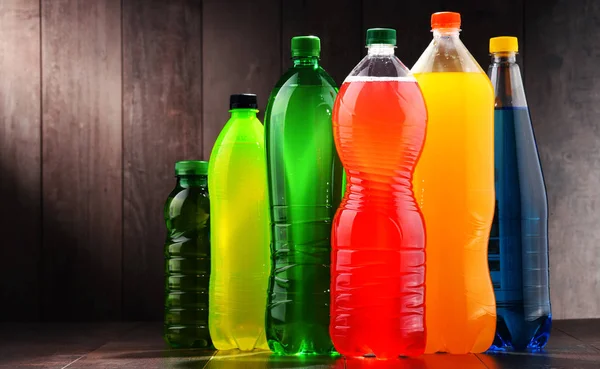 Műanyag palack válogatott szénsavas üdítők — Stock Fotó