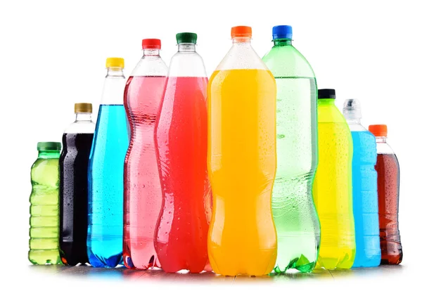 Пластикові пляшки газованих безалкогольних напоїв над білим — стокове фото