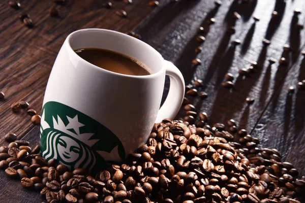 Sammansättning med kopp kaffe från Starbucks och bönor — Stockfoto