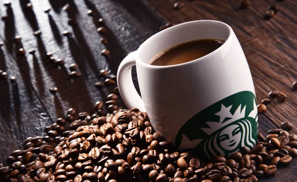 Composition with cup of Starbucks coffee and beans — Stock Photo, Image