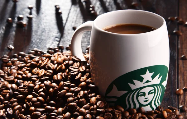 Composición con taza de café Starbucks y frijoles —  Fotos de Stock