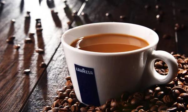 Композиція з чашкою кава Lavazza і квасолі — стокове фото