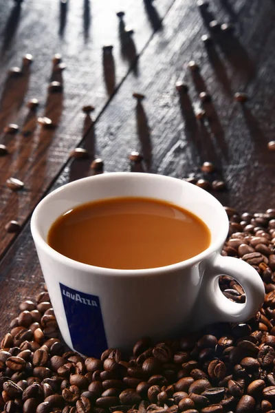 ラバッツァのコーヒーと豆のカップと組成 — ストック写真