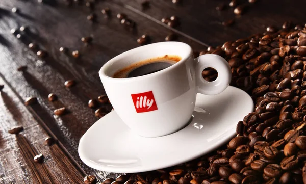 Composição com xícara de café Illy e grãos — Fotografia de Stock