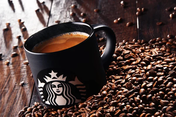 Sammansättning med kopp kaffe från Starbucks och bönor — Stockfoto