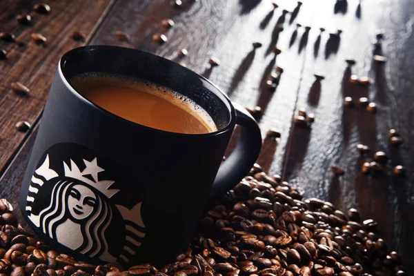 Sammansättning med kopp kaffe från Starbucks och bönor — Stockfoto