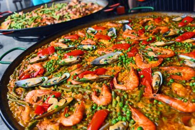 İspanyol paella sokak restoranında hazırlandı.